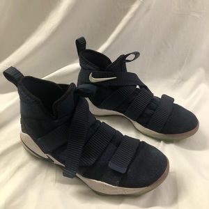 Nike Lebron Zoom Soldier 11 Men's Size 9.5 Blue Navy and White Shoes